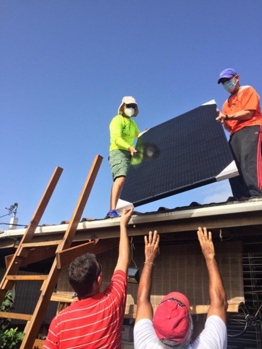 Levantando panel solar en comunidad